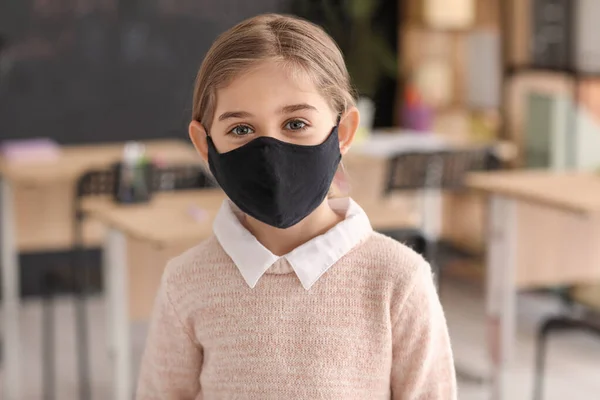 Menina Vestindo Máscara Médica Escola — Fotografia de Stock