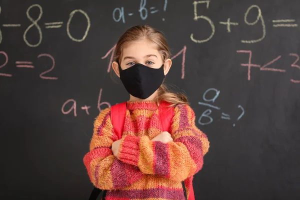 Menina Vestindo Máscara Médica Perto Escola Quadro Negro — Fotografia de Stock