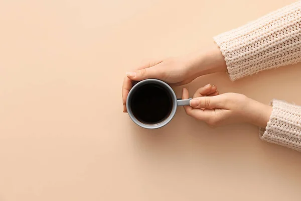 Vrouwelijke Handen Met Kopje Hete Koffie Kleur Achtergrond Bovenaanzicht — Stockfoto
