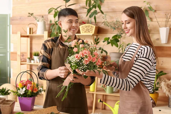 Floristerías Trabajando Juntas Tienda — Foto de Stock