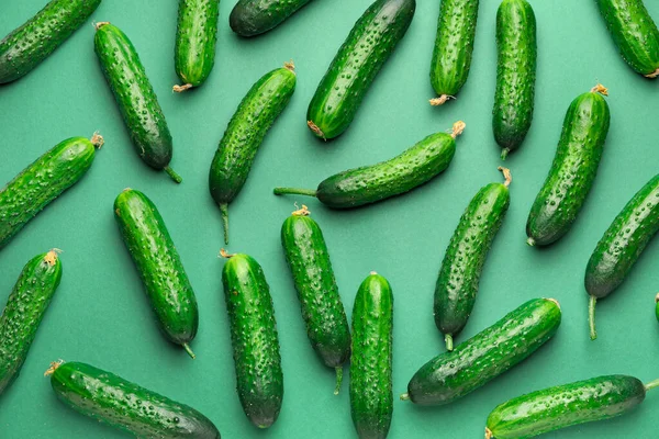 Renk Arkaplanında Bir Sürü Yeşil Salatalık — Stok fotoğraf