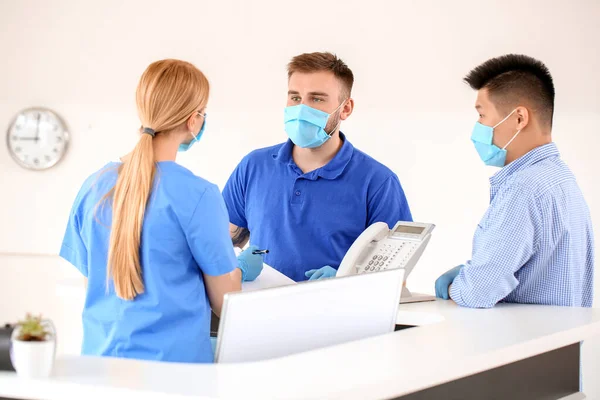 Female Receptionist Working Patients Clinic — Stock Photo, Image