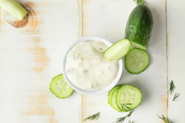 Beyaz Masadaki Salatalıklı Lezzetli Yoğurt Sosu — Stok fotoğraf