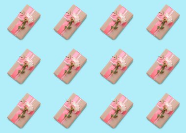 Renkli arka planda bir sürü güzel hediye kutusu