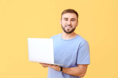 Renkli dizüstü bilgisayarı olan erkek programcı