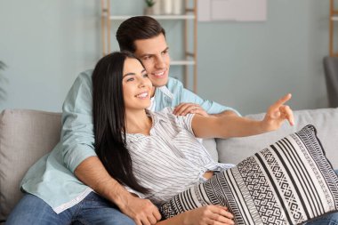 Evdeki mutlu genç çiftin portresi