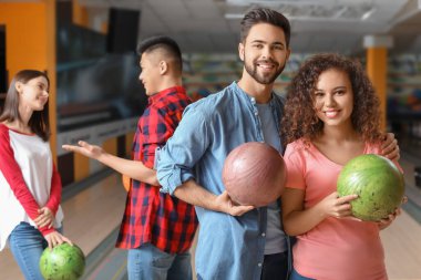 Kulüpte bowling oynayan arkadaşlar