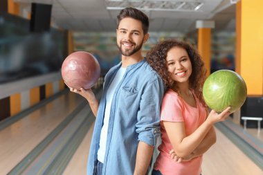 Arkadaşlar bovling kulübünde vakit geçiriyor.