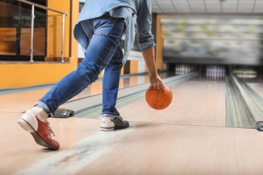 Kulüpte bowling oynayan adam