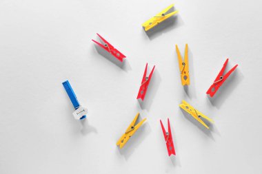 Beyaz arka planda renkli olanlar arasında tarafsız ağızlı bir elbise askısı. Depresyon kavramı