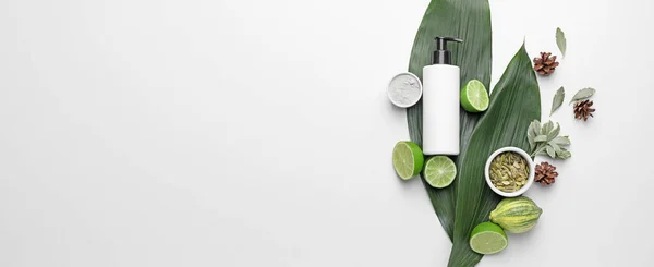 Shampoo Com Extrato Natural Ingredientes Fundo Branco Com Espaço Para — Fotografia de Stock