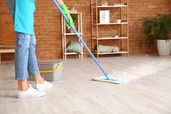 Mujer Joven Fregando Piso Habitación — Foto de Stock