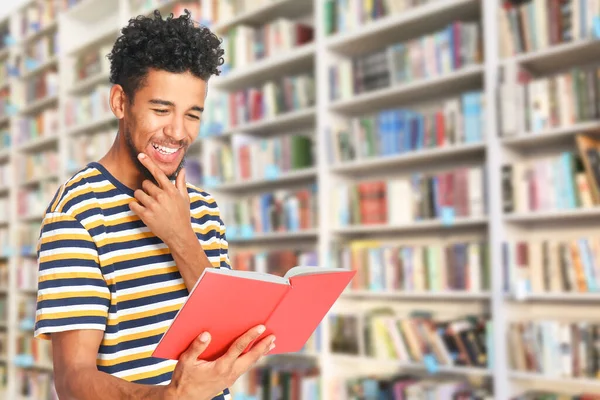 Портрет Счастливого Афроамериканца Книгой Современной Библиотеке — стоковое фото