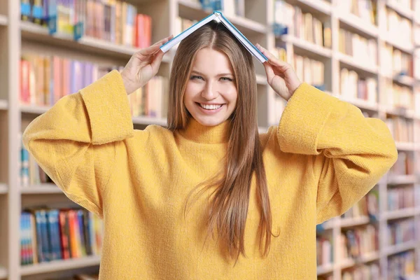 Vacker Ung Kvinna Med Bok Modernt Bibliotek — Stockfoto