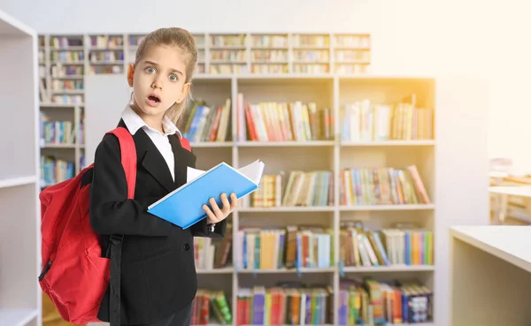 Schockierte Kleine Schülerin Moderner Bibliothek — Stockfoto