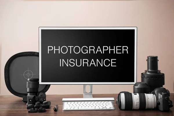 Équipement Professionnel Moderne Ordinateur Avec Texte Assurance Photographier Sur Table — Photo