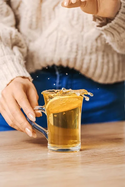 Mulher Bonita Fazendo Chá Com Limão Casa Close — Fotografia de Stock