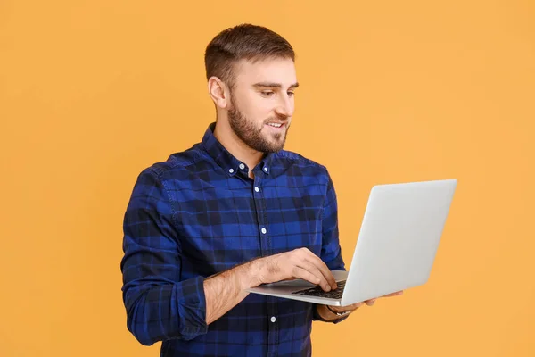 Pemrogram Pria Dengan Laptop Pada Latar Belakang Warna — Stok Foto