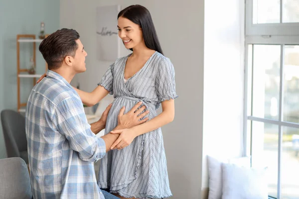 Porträt Eines Glücklichen Schwangeren Paares Hause — Stockfoto