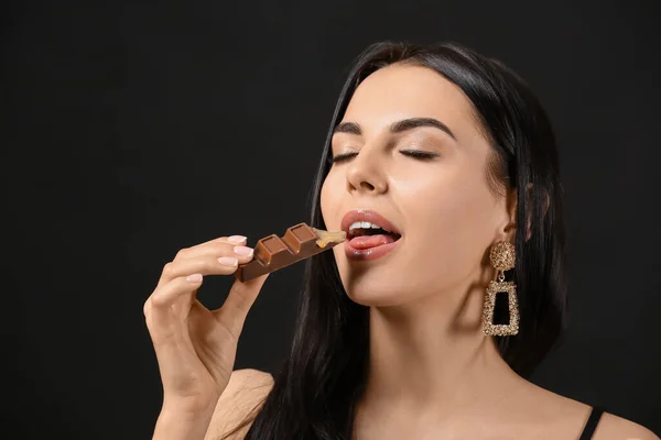 Mulher Bonita Com Chocolate Fundo Escuro — Fotografia de Stock