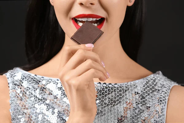 Schöne Junge Frau Mit Schokolade Auf Dunklem Hintergrund Nahaufnahme — Stockfoto