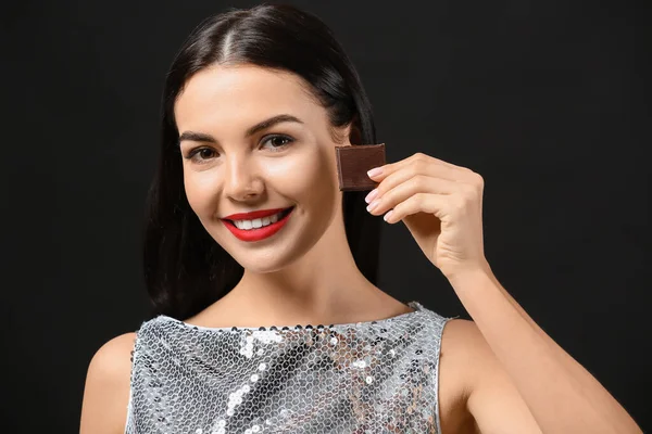 Bella Giovane Donna Con Cioccolato Sfondo Scuro — Foto Stock