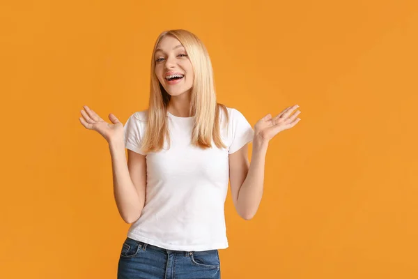 Mulher Feliz Com Aparelho Dentário Fundo Cor — Fotografia de Stock