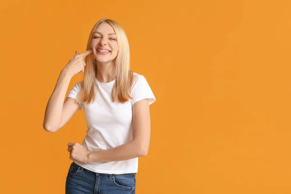 Mujer Feliz Con Frenos Dentales Sobre Fondo Color — Foto de Stock