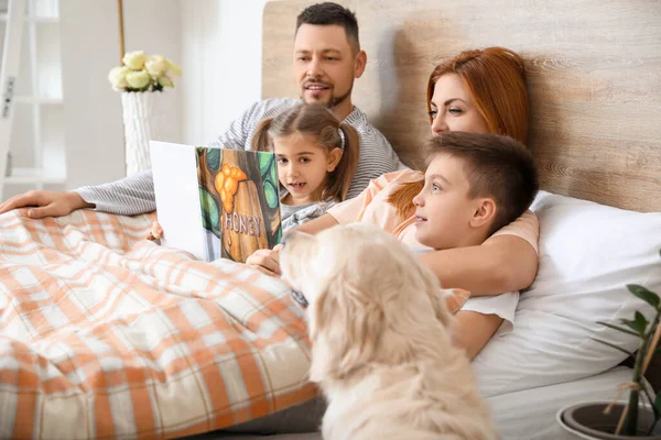 Gelukkig Gezin Met Hond Leesboek Slaapkamer Thuis — Stockfoto