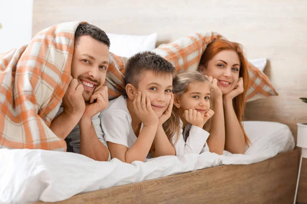 Lycklig Familj Liggande Sängen Hemma — Stockfoto