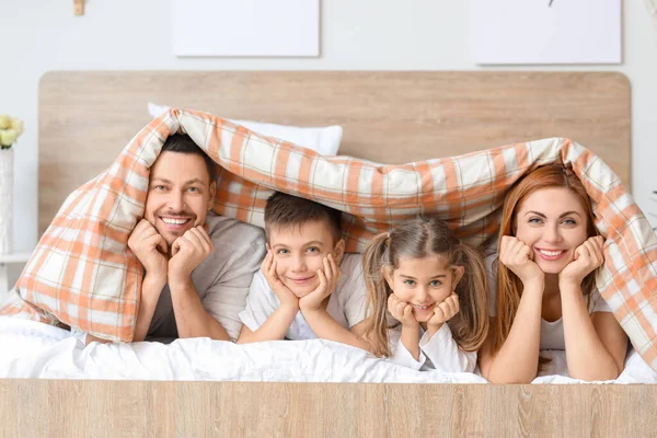快乐的家人躺在床上 — 图库照片