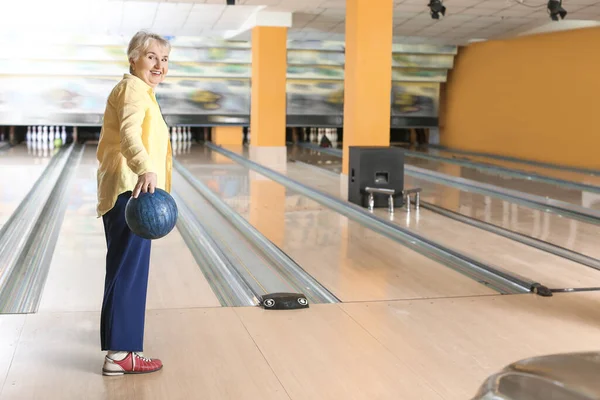 Senior Woman Playing Bowling Club — Stock Photo, Image