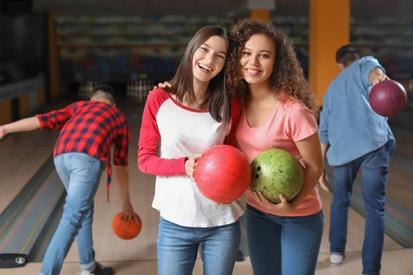 Friends Playing Bowling Club — Stock Photo, Image