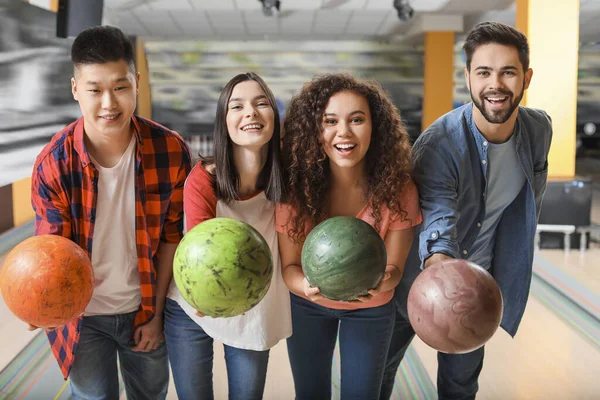 Bowling kulübündeki arkadaşlarının portresi.