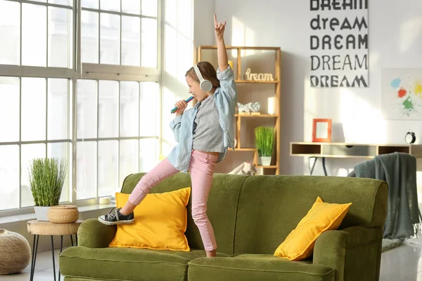 Menina Feliz Ouvindo Música Casa — Fotografia de Stock