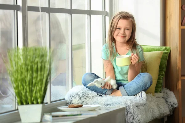 Söt Liten Flicka Dricker Varm Choklad Hemma — Stockfoto