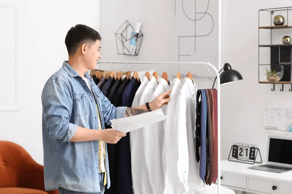 Male Asian Stylist Rack Clothes Studio — Stock Photo, Image