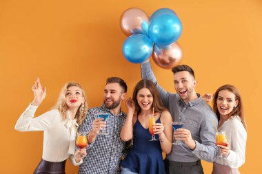 Hava balonları ve renkli kokteylleri olan mutlu insanlar.