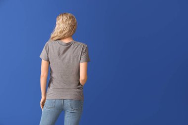 Renkli tişörtlü şık bir kadın