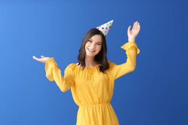 Güzel bir genç kadın doğum gününü renk arka planında kutluyor