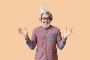 Üst düzey bir adam doğum gününü renk arka planında kutluyor