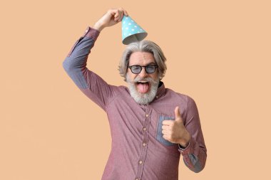 Üst düzey bir adam doğum gününü renk arka planında kutluyor