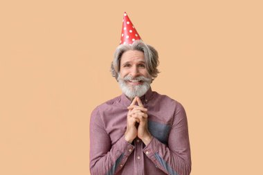 Üst düzey bir adam doğum gününü renk arka planında kutluyor