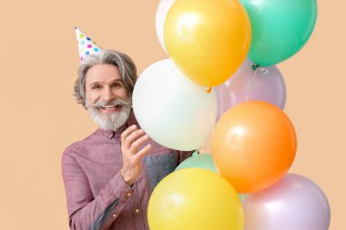 Üst düzey bir adam doğum gününü renk arka planında kutluyor