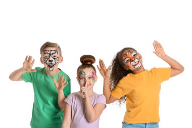 Beyaz arka planda yüzü boyalı komik küçük çocuklar.