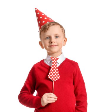 Beyaz arka planda doğum gününü kutlayan sevimli küçük çocuk.