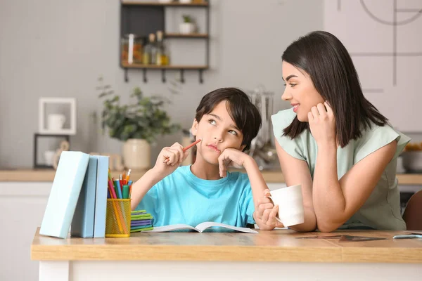 Menino Com Sua Mãe Fazendo Trabalhos Casa Cozinha — Fotografia de Stock