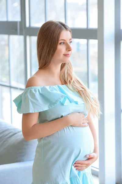 Krásná Mladá Těhotná Žena Blízkosti Okna Doma — Stock fotografie