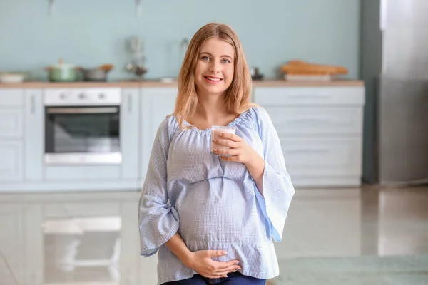 Красивая Беременная Женщина Йогуртом Дома — стоковое фото