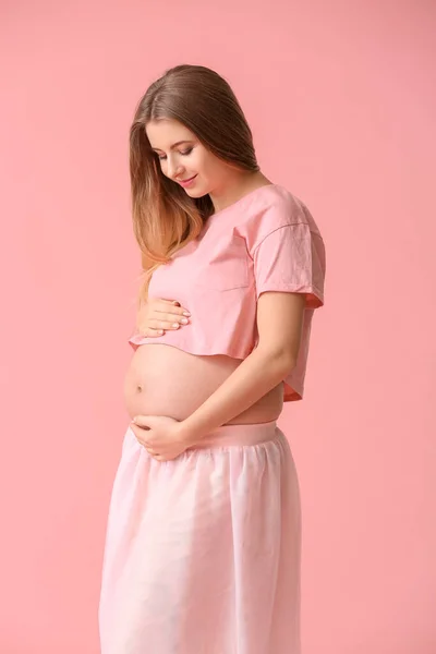 Hermosa Joven Embarazada Sobre Fondo Color — Foto de Stock